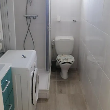 F2 Renove De 35m2 A 250m Du Bord De Mer